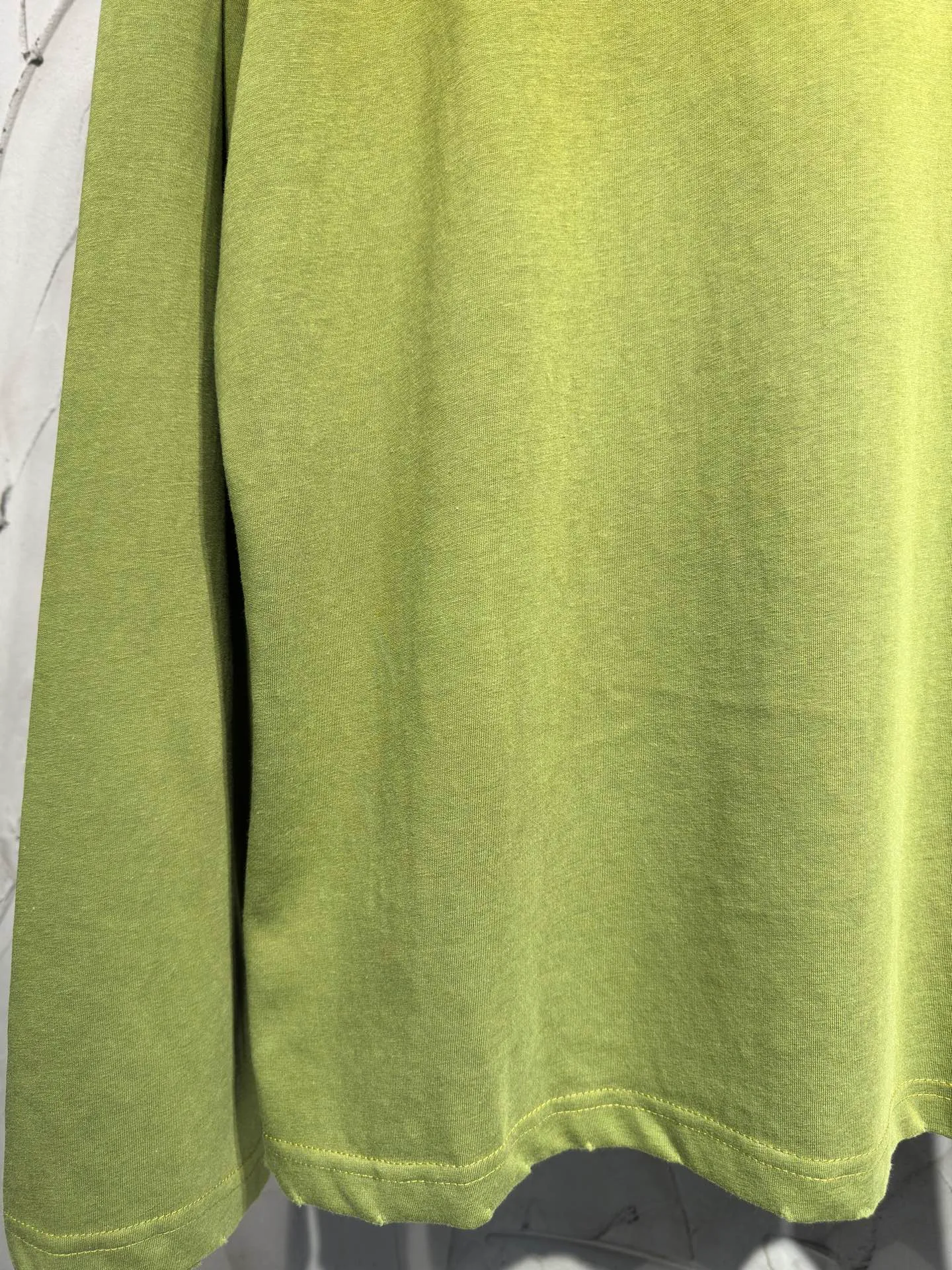 The highest version of Acne Studios long-sleeved Series distressed, dirty and mud-dyed long-sleeved T-shirts. The long-sleeved T-shirts with stir-fried colors and distressed edges are not picky. The snowflake cotton fabric feels soft and smooth and is not easy to wash. The fabric has been processed so it is sturdier than the quality ones in the counter. It can be used as sun protection clothing in summer. The same fabric as the original one is relatively thin. The feel and count are in place. The fried yellowing effect is cool. The printing effect is also in place. Details are online for comparison. 1 color four codes #long sleeve t-shirt # #acne Color: White, Black, Light Blue, Light Pink, Purple, Green Size: S M LXL